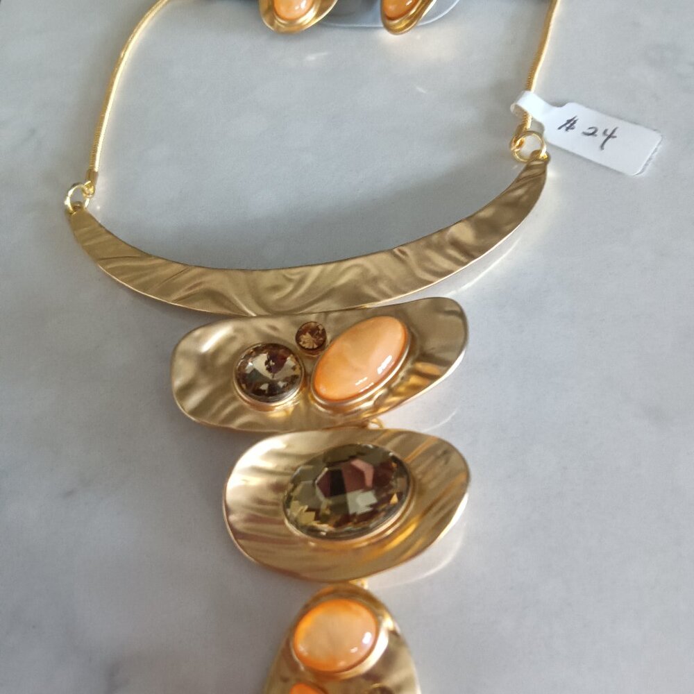 A contemporary matte gold necklace and earring set
